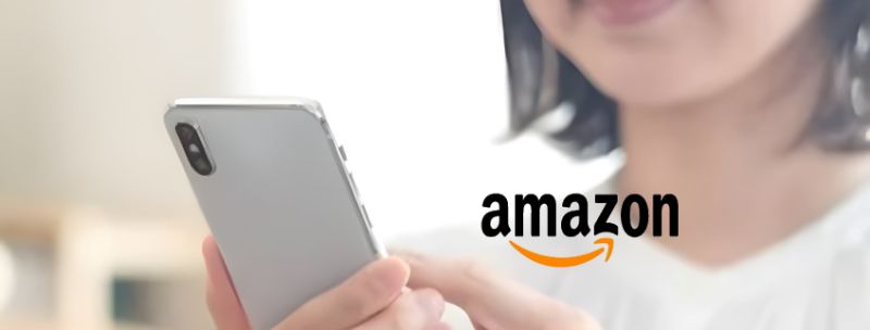 明るい室内でスマートフォンを使う女性と、その横に amazon ロゴが配置された画像