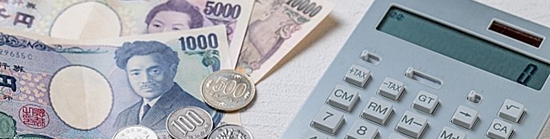 お金と電卓の画像