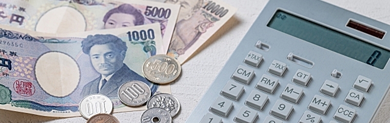 お金の計算をイメージした、紙幣と硬貨と電卓