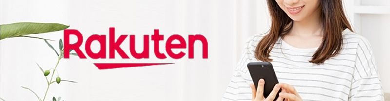楽天のサービスをスマホで利用する女性。Rakutenのロゴが左上に配置された画像