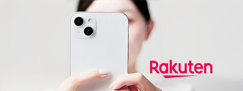 白い背景に黒髪の女性が iPhone を顔の前に構え、赤い Rakuten のロゴとアンダーラインが添えられた画像